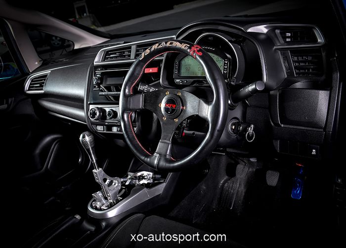Tampilan kabin racing modifikasi Honda Jazz GK5 