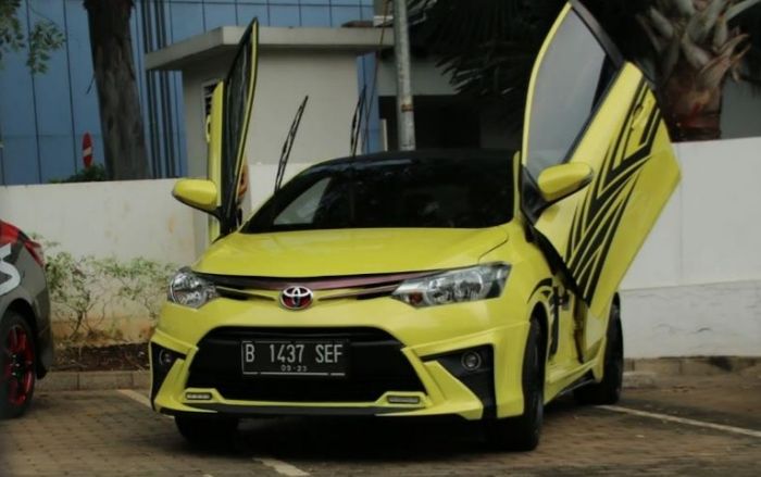 Toyota Limo eks-taksi garapan Pool Blue Bird Warung Bucit dengan pintu gunting ala Lamborghini.