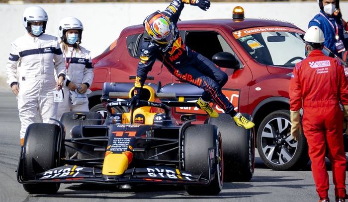 Mobil Red Bull RB18 milik Sergio Perez mengalami masalah girboks pada tes pramusim F1 2022 di Barcelona hari kedua