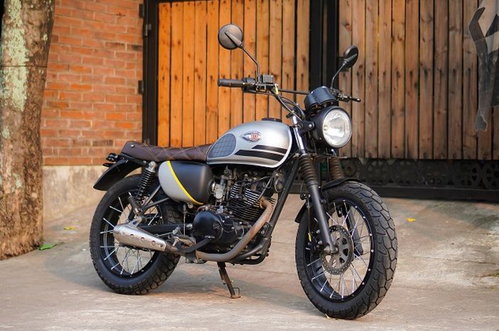 Bengkel Teras memasang pelek untuk ban tubeless di Kawasaki W175