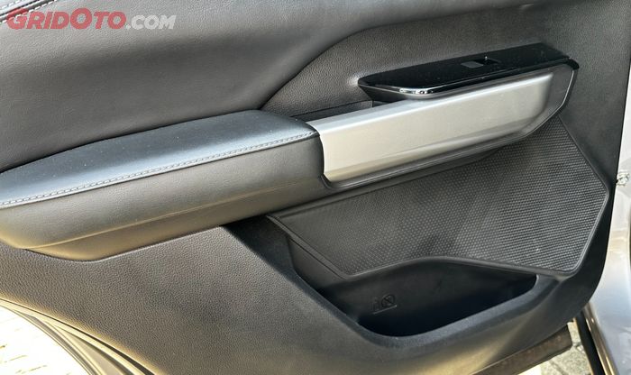 Di bagian doortrim Mitsubishi Destinator terdapat cup holder hingga tempat penyimpanan barang lainnya