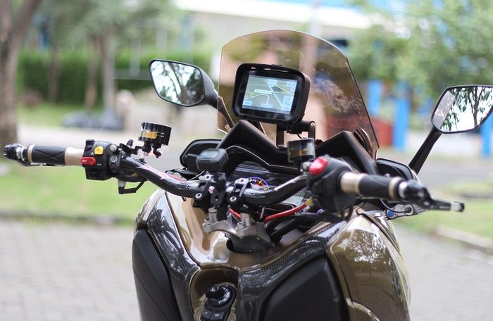 etang pakai fatbar dan di balik windshield ada GPS