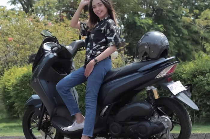 Ilustrasi wanita naik motor