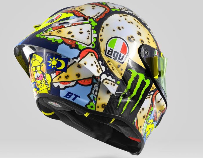 Terlihat bagian kanan helm ada makanan khas Italia, piadina dengan wujud Matahari