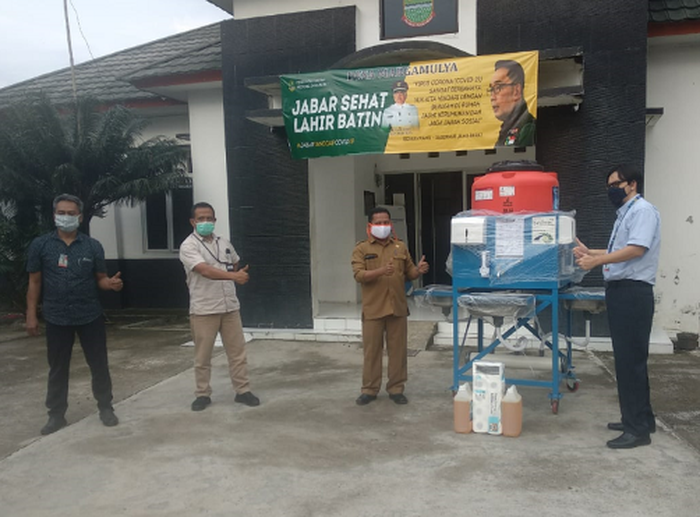 Penyerahan bantuan kebutuhan pokok dan alat bantu perlindungan diri terhadap Covid-19 dari perwakilan dealer Toyota
