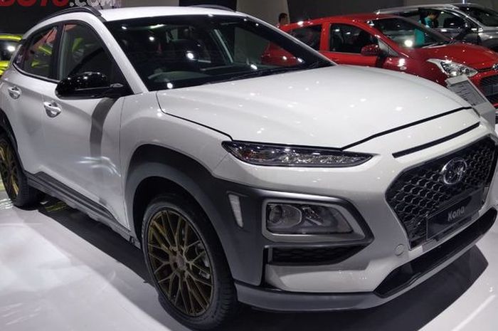 Hyuindai Kona , pas dengan pelek multi-palang warna bronze