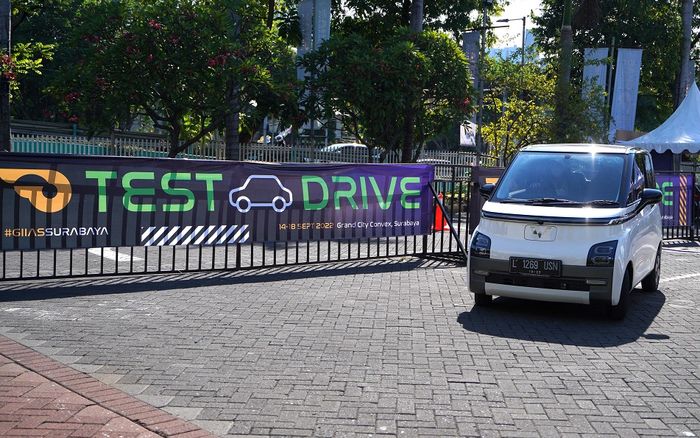 Wuling menyediakan Air ev sebagai unit test drive bagi para pengunjung yang ingin mencoba berkendara dengan mobil listrik Wuling ini di GIIAS Surabaya 2022.
