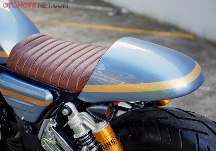 Jok Kawasaki Ninja 250R custom ini dipasangkan dengan cover buntut tawon sebagai identitas caf&eacute; racer