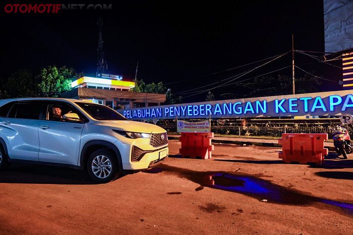 Toyota Kijang Innova Zenix Hybrid yang dikendarai tim Single Tank Challenge sampai di Pelabuhan Ketapang, Banyuwangi.