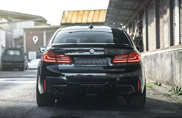 Modifikasi BMW M5 tampil sangar dengan nuansa eksterior serba hitam