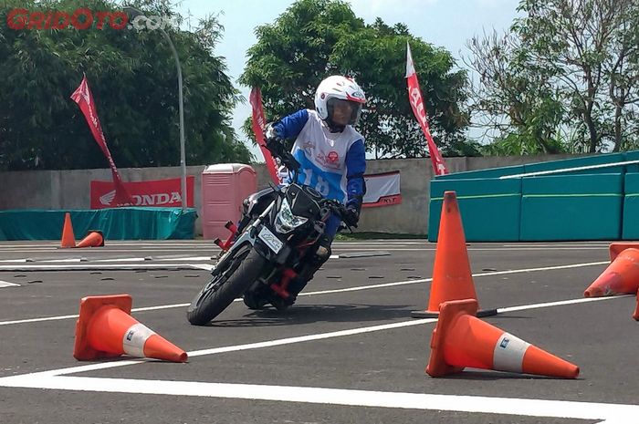 Belok dengan lean angle seekstr bukan lah hal yang harus diperhatikan saat hijrah dari motor matik ke sport