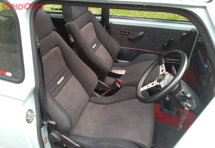 Interior Morris MINI MK3 kece dengan jok Recaro Bantal