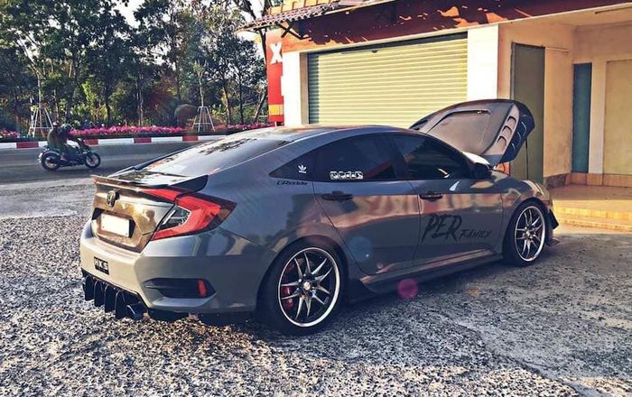 Tampilan belakang modifikasi Honda Civic Turbo asal Vietnam