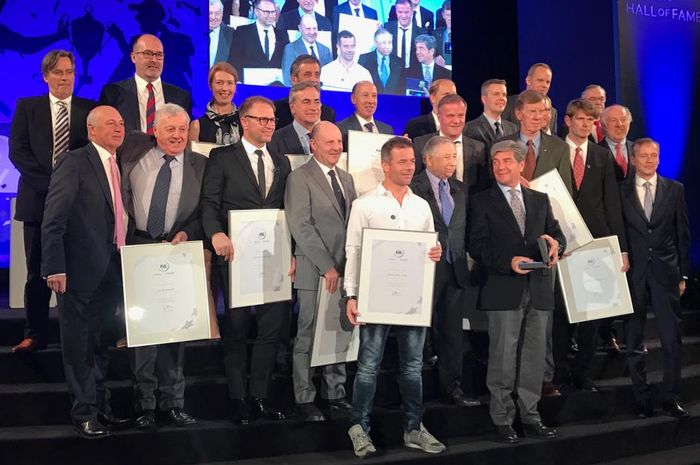 Para juara dunia reli foto bersama usai menerima plakat FIA Hall of Fame
