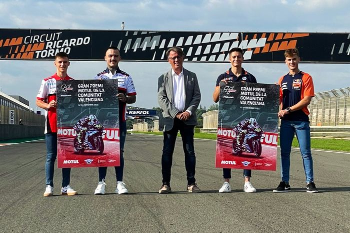 Josep Miquel Moya (tengah) dan pembalap Spanyol saat memperkenalkan poster MotoGP Valencia 2021 yang memuat gambar Valentino Rossi di sirkuit Ricardo Tormo