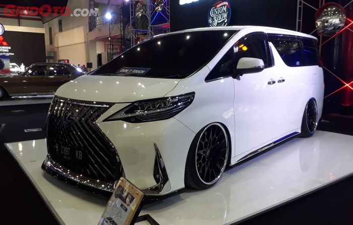 Toyota Alphard dikonversi jadi Lexus LM pakai pelek 22 inci