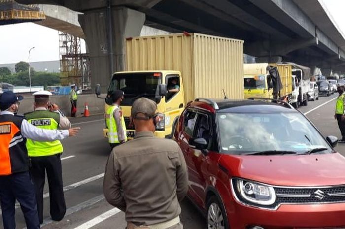 Ribuan kendaraan yang terindikasi mudik dikeluarkan ke Gerbang Tol terdekat di check point Km 31 Cikarang Barat Jalan Tol Jakarta - Cikampek untuk kembali ke Jakarta.