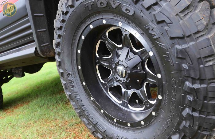 Ban dipasangi Toyo Open Country ukuran 35 inci dan pelek Fuel Black ukuran 17 inci pada Jeep Grand Cherokee ini. 