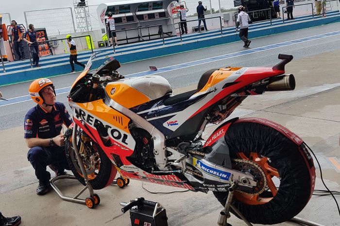 Tim Repsol Honda mempersiapkan motor RC213V