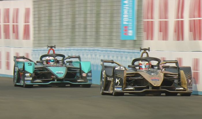 Jean-Eric Vergne saat memimpin balapan Formula E Jakarta 2022 dan mendapat tekanan dari Mitch Evans