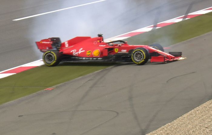 Pada lap ke-11, Sebastian Vettel (Ferrari) melintir keluar lintasan, tapi ia masih bnisa melajutkan balapan