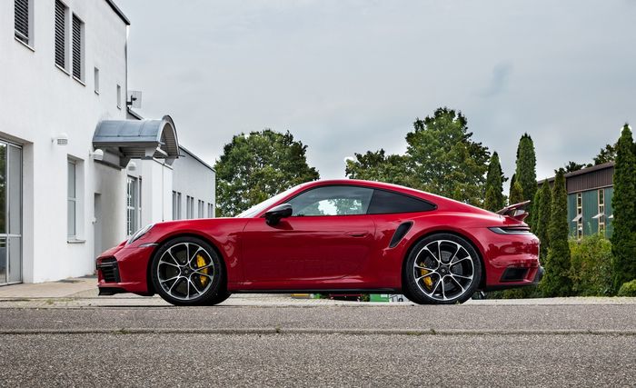 Porsche 911 Turbo S pakai pelek V spoke two-tone dari TechArt