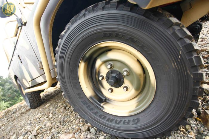 Pelek besi asli Land Rover stage one ini ikutan dilabur cat motif loreng. Dipasangi ban Dunlop Grantrek MT2 285-75 R16. 