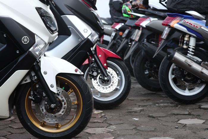 Yamaha NMAX pakai Corsa Platinum M5