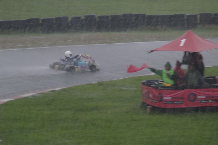 Balapan dihentikan (red flag) di lap ke-13 dari 22.