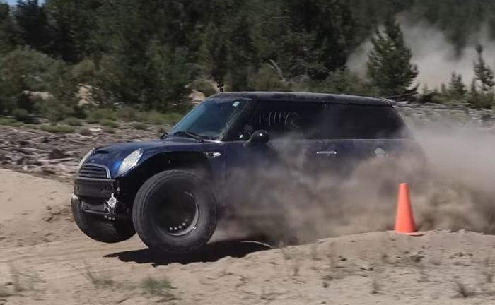 Aksi MINI Cooper melompat indah di trek off-road