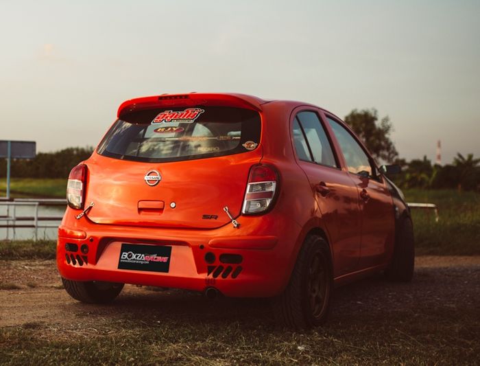 Tampilan belakang modifikasi Nissan March ini pancarkan aura racing