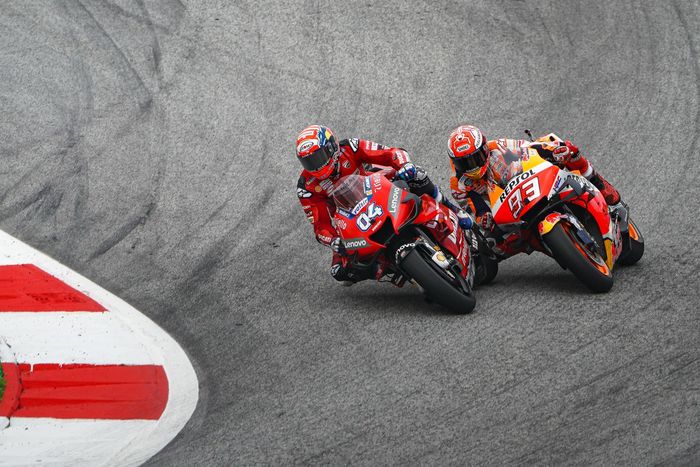 Andrea Divizioso dan Marc Marquez bertarung di tikungan terakhir sirkuit Red Bull Ring di MotoGP Austria 2019 