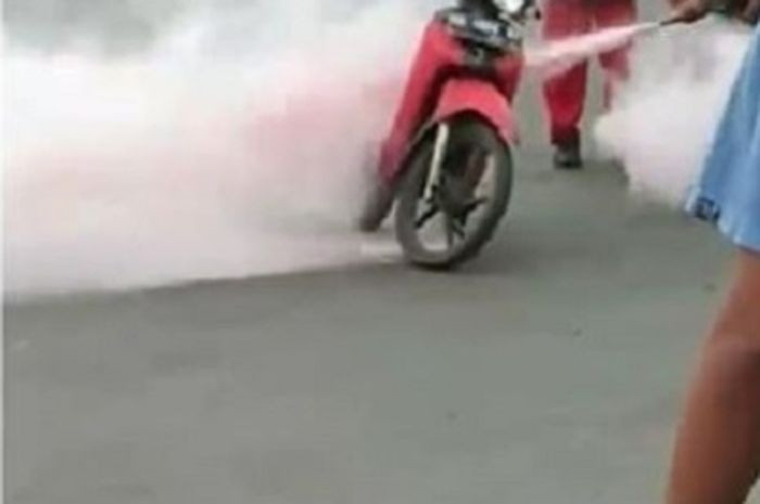 Ilustrasi motor terbakar di SPBU karena pemasangan busi yang tidak sempurna