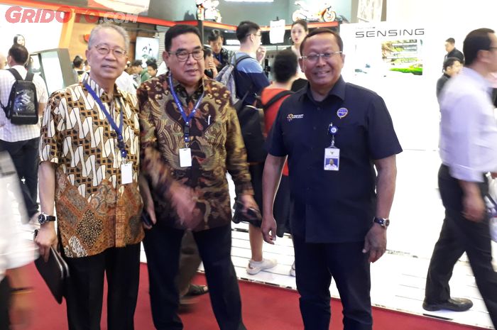 Direktur Jenderal Perhubungan Darat Kemenhub Budi Setiyadi saat tinjau GIIAS 2018