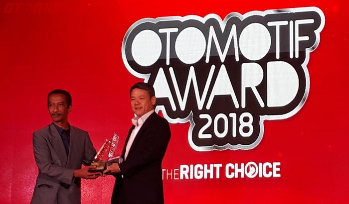 Kyoya Kondo saat menerima piala di OTOMOTIF Award 2018