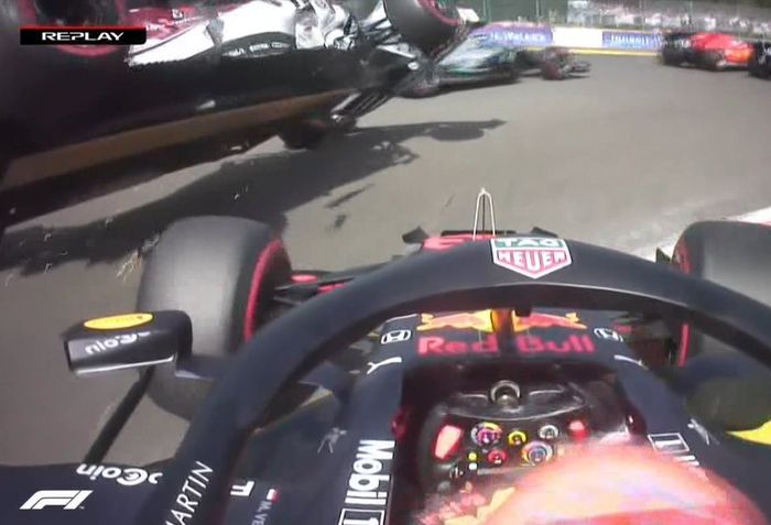 Keduanya bersenggolan, bahkan mobil Kimi Raikkonen sempat terlempar dan mengalami rusak di beberapa bagian