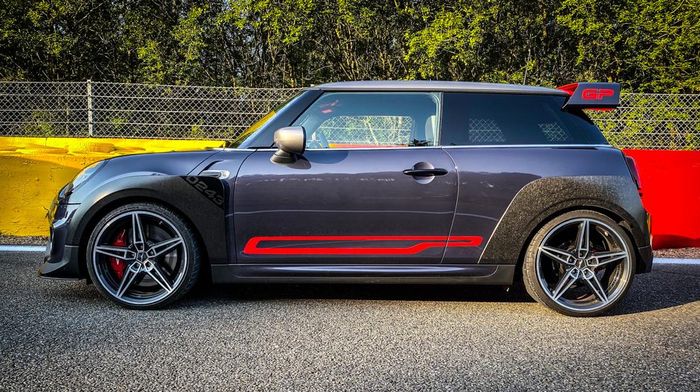 Kaki-kaki MINI JCW GP sudah ditopang coilover RS Clubsports