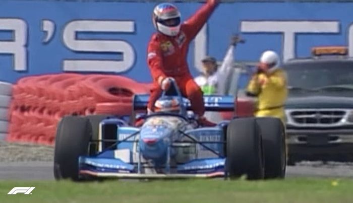 Jean Alesi, usai finish terdepan di GP F1 Kanada pada 1995 membonceng mobil Betetton Michael Schumacher