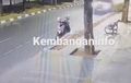 Petaka Fortuner Melaju Bak Banteng Liar, Cewek Duduk di Motor Dibuat Mental