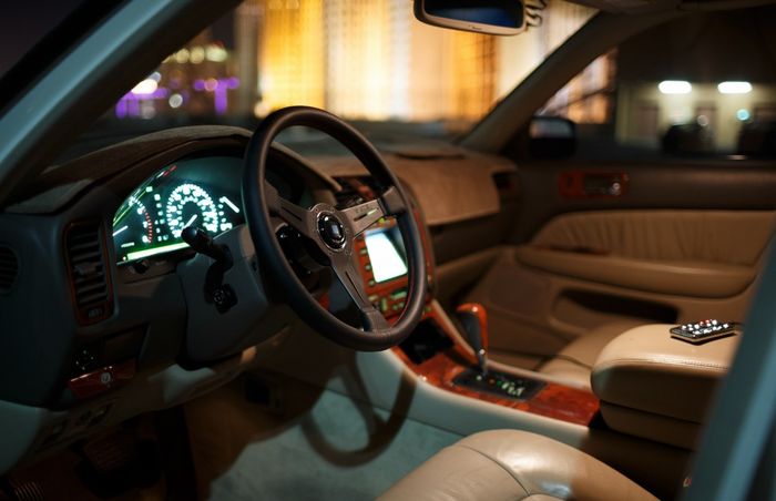 Setir lansiran Nardi di dalam kabin modifikasi Lexus LS400