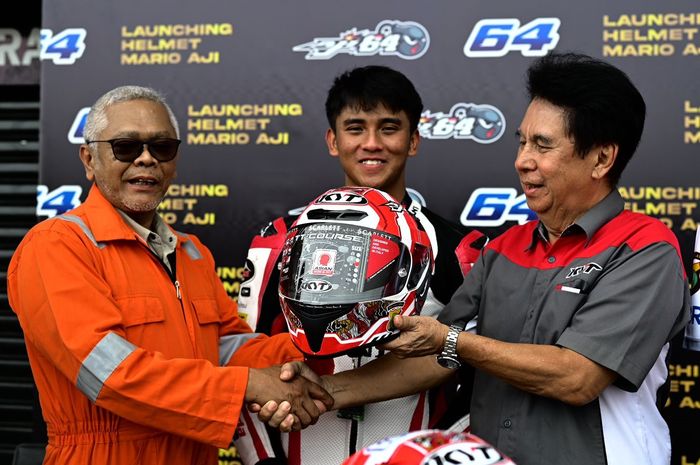 Mario Aji ditemani Direktur Utama MGPA, Priandhi Satria (kiri) dan Marketing &amp; Communication Manager KYT Indonesia, Simon Mulyadi (kanan)pamer helm baru dengan motif batik telaga sarangan untuk Moto3 2023