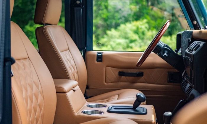 Tampilan interior restorasi Land Rover Defender masih terlihat klasik