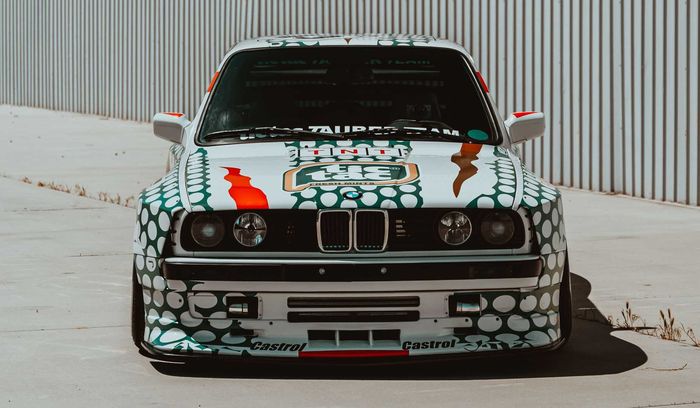 Tampilan depan modifikasi BMW M3 E30 bergaya balap DTM