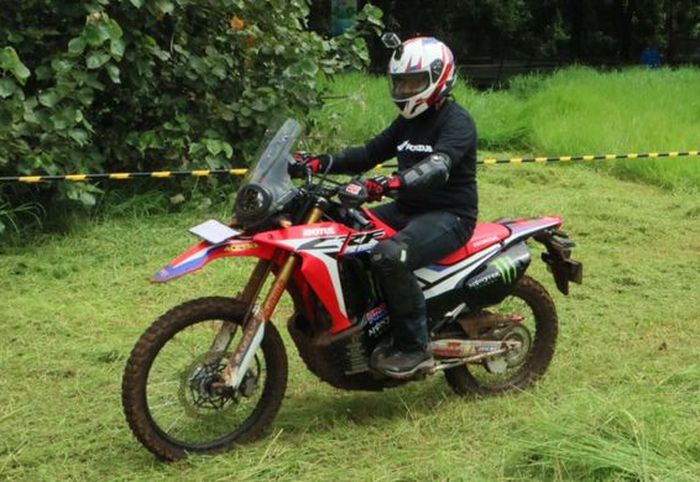 Honda CRF250Rally di lintasan alam