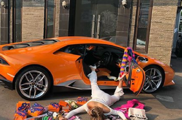 Artis Jessica Iskandar terlihat jatuh tersungkur dari Lamborghini Huracan