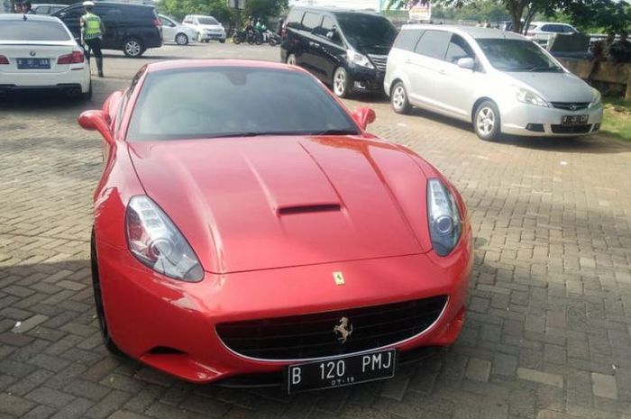 Mobil Ferrari berwarna merah yang terjaring razia di Penjaringan, Jumat (23/11/2018) 