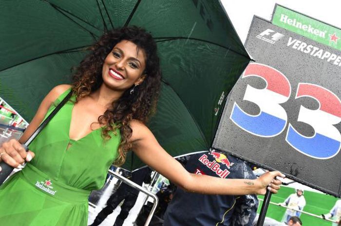 Model asal Brasil, Amanda Sondre jadi grid girls-nya Max Verstappen pada balapan GP F1 Brasil 2016 yang diguyur hujan