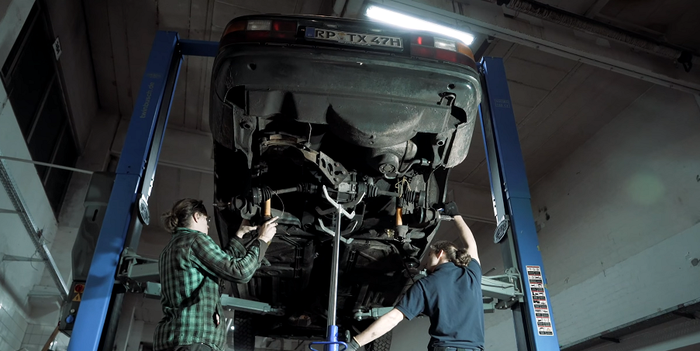 Bagian suspensi juga ikut ditinggikan menggunakan lift kit 1,5 inci depan dan belakang.