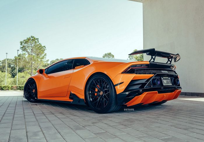 Tampilan belakang modifikasi Lamborghini Hurancan bergaya model STO
