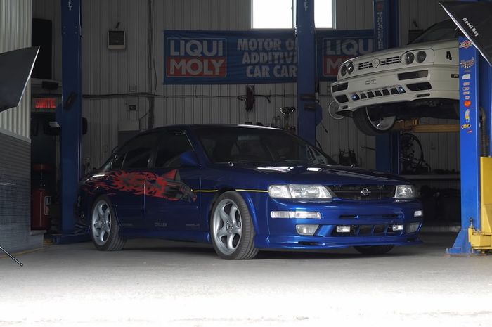 Modifikasi replika Nissan Maxima milik Vince di film Fast &amp; Furious pertama